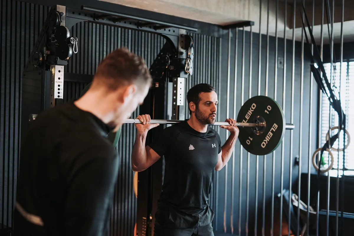 3 bodyweight oefeningen voor kracht: pull-ups, push-ups en squats
