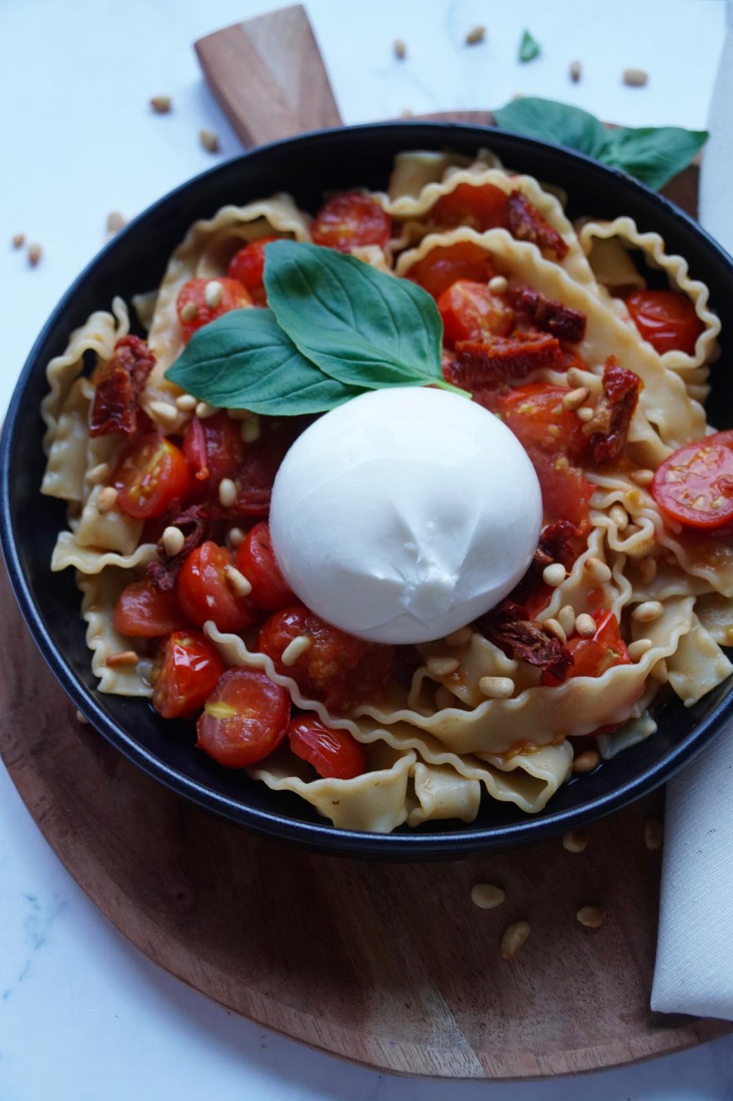 Pasta met Tomaat en Burrata