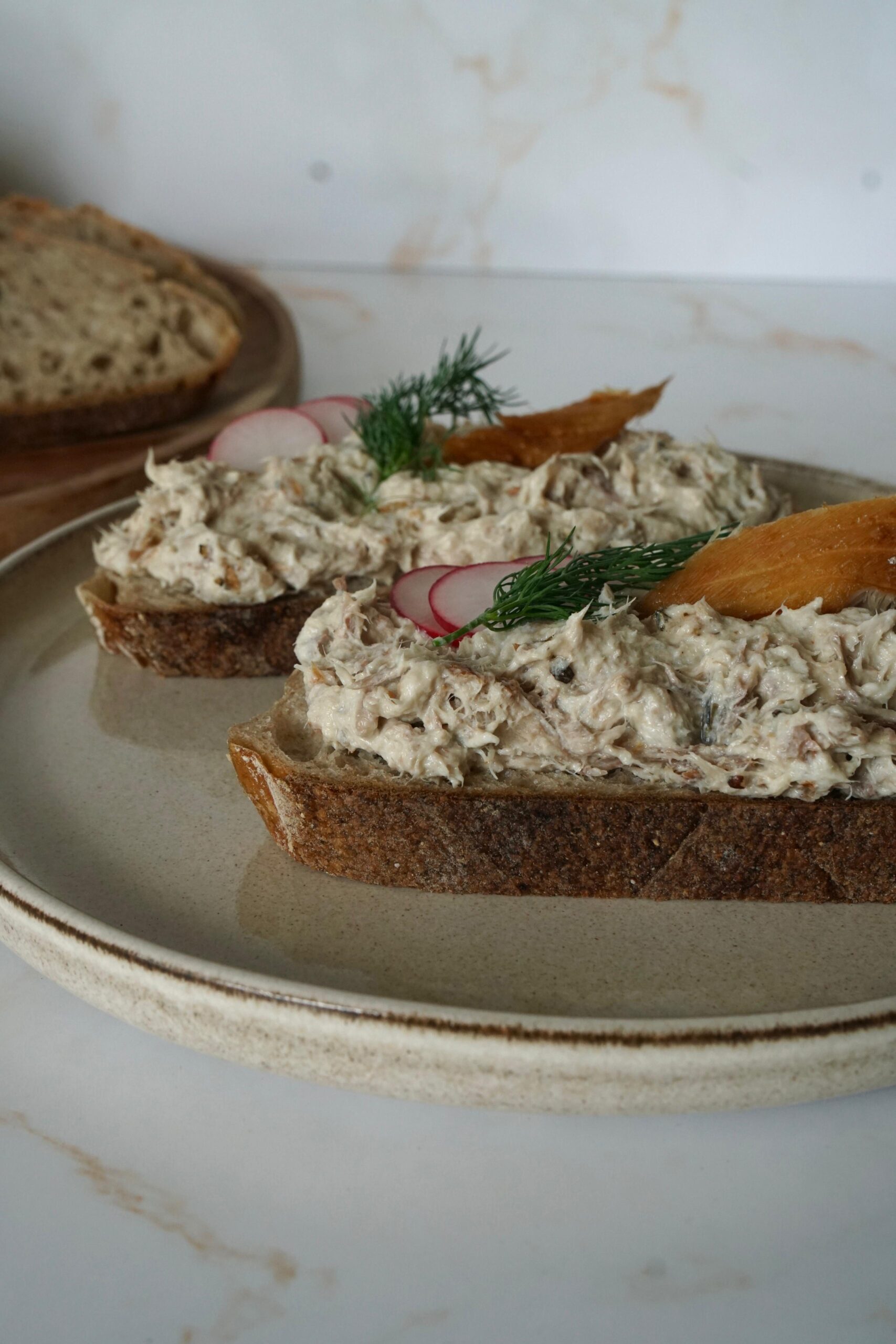 Makreelsalade van gerookte makreel op brood