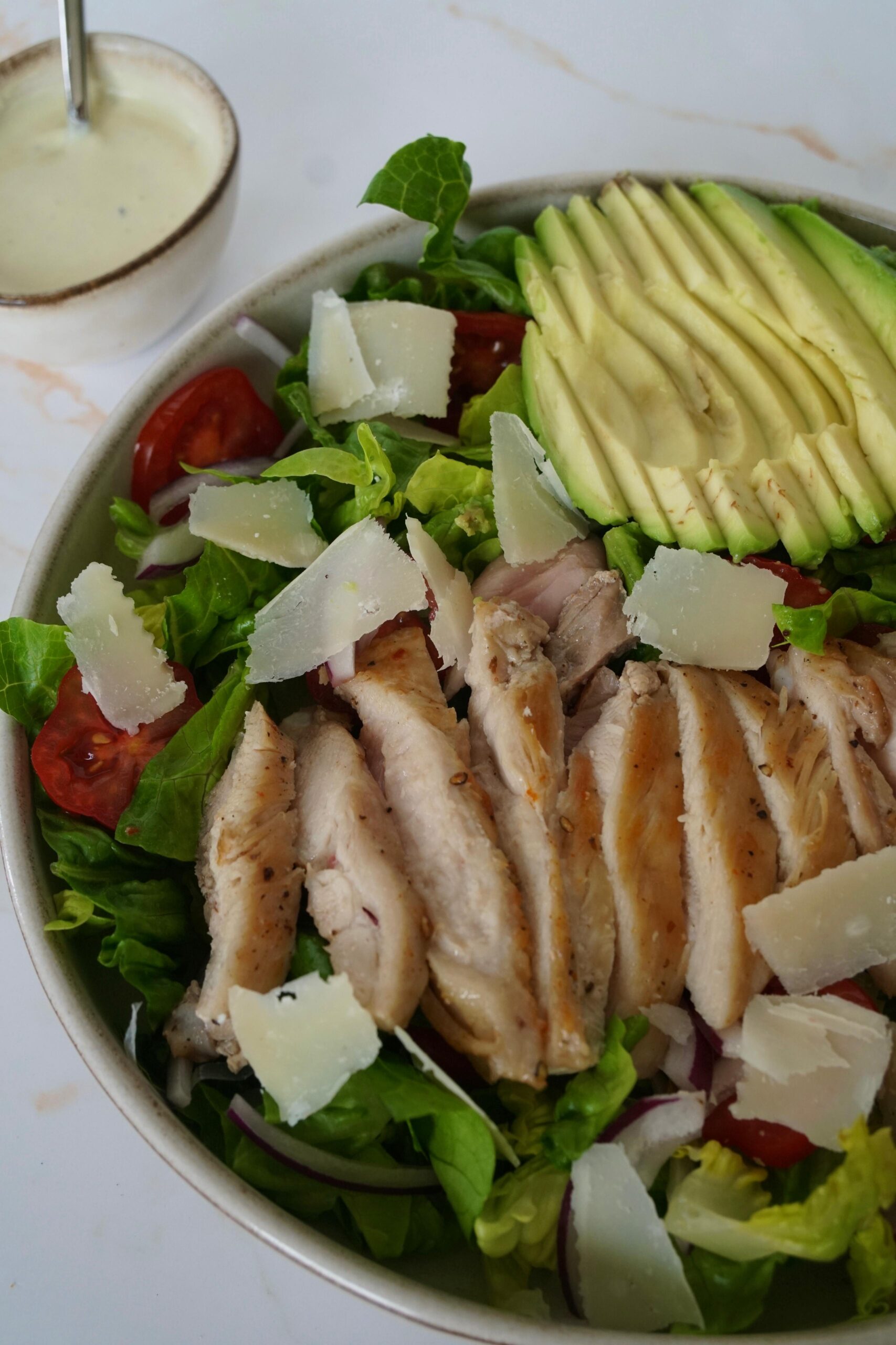 Salade met gegrilde kip en yoghurtdressing