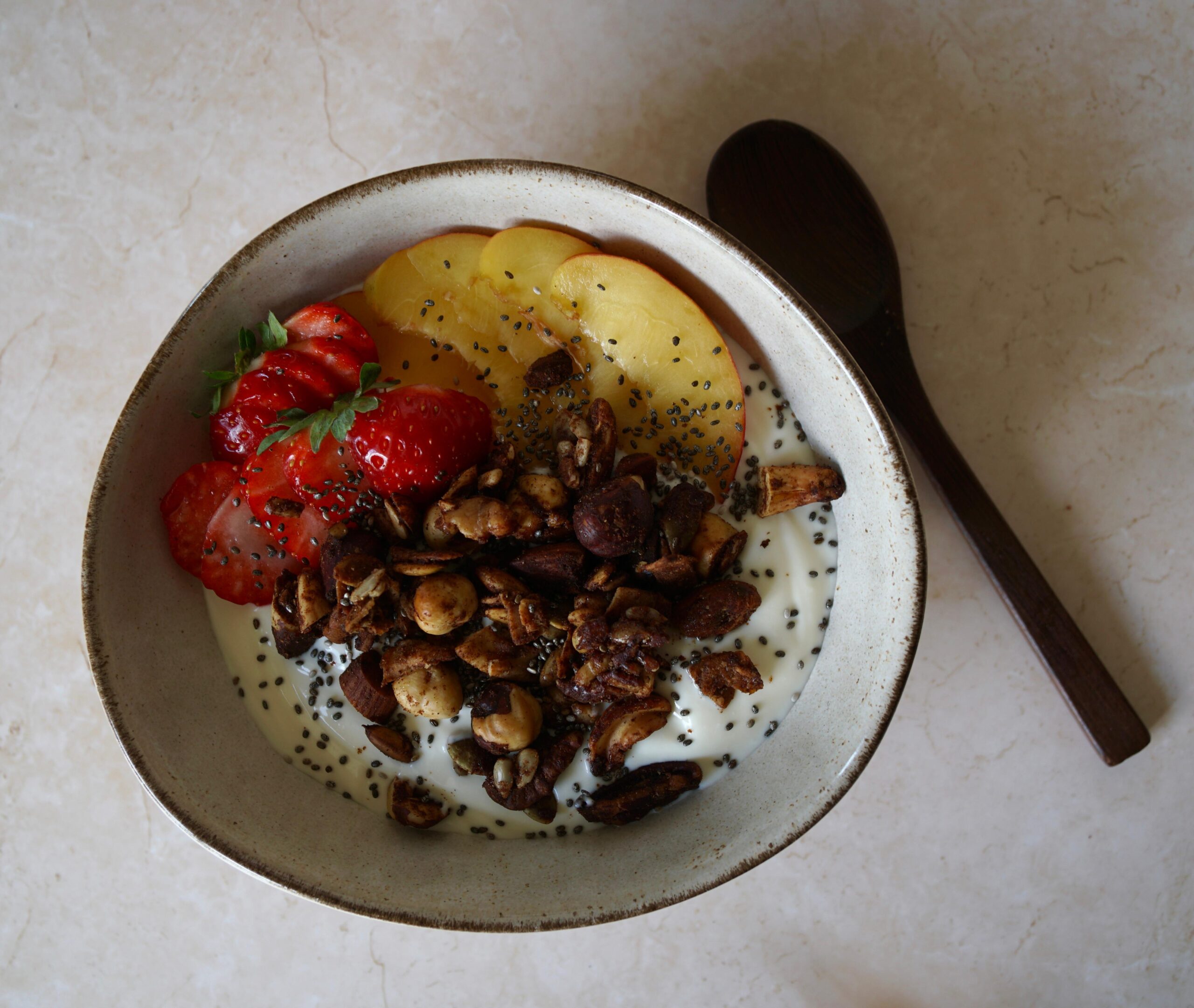 Volle kwark met vers fruit en granola