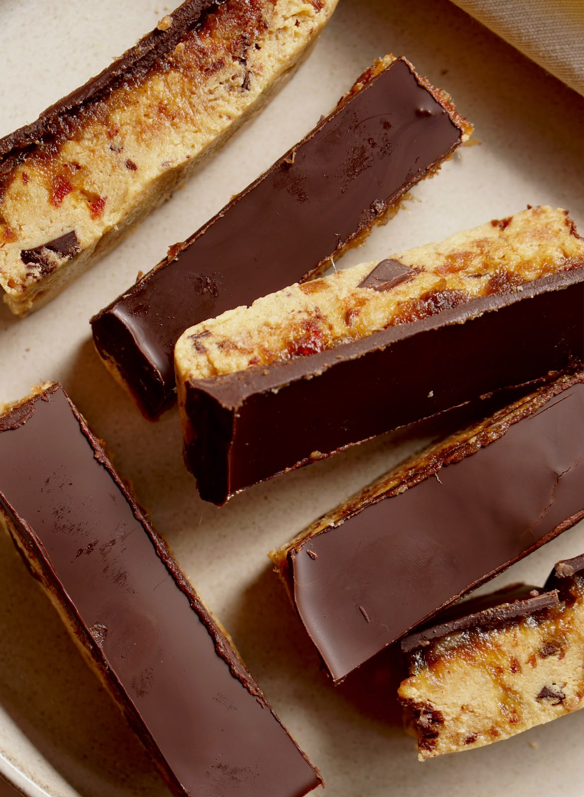 No bake cookie dough repen met een laag chocolade